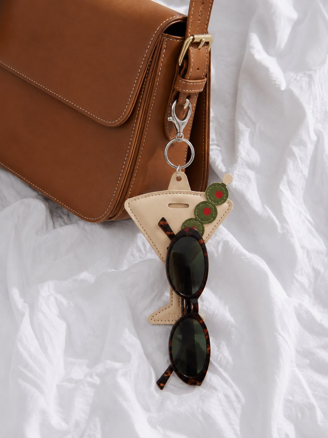 DIRTY MARTINI SUNGLASS HOLDER